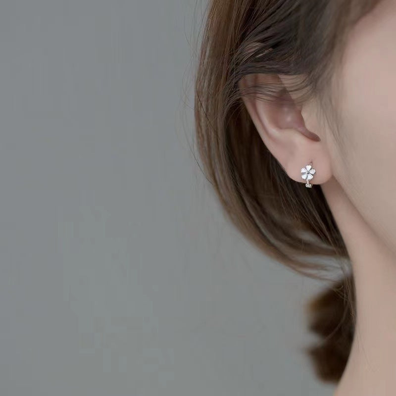 New Women's Daisy Temperament Fashion Earrings