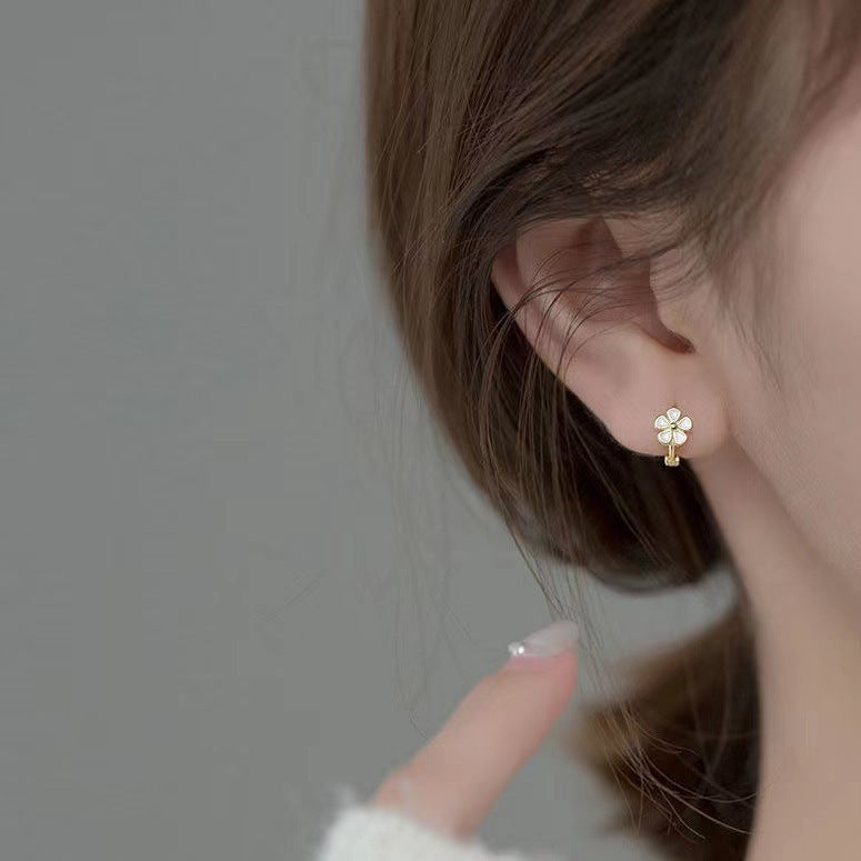 New Women's Daisy Temperament Fashion Earrings